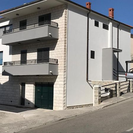Apartments Tonkita With Jacuzzi Makarska Esterno foto