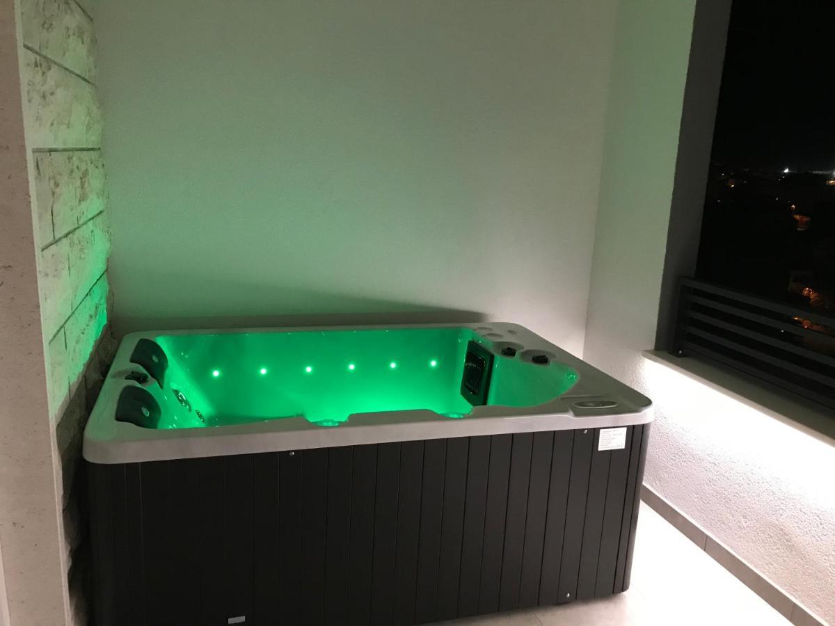 Apartments Tonkita With Jacuzzi Makarska Esterno foto