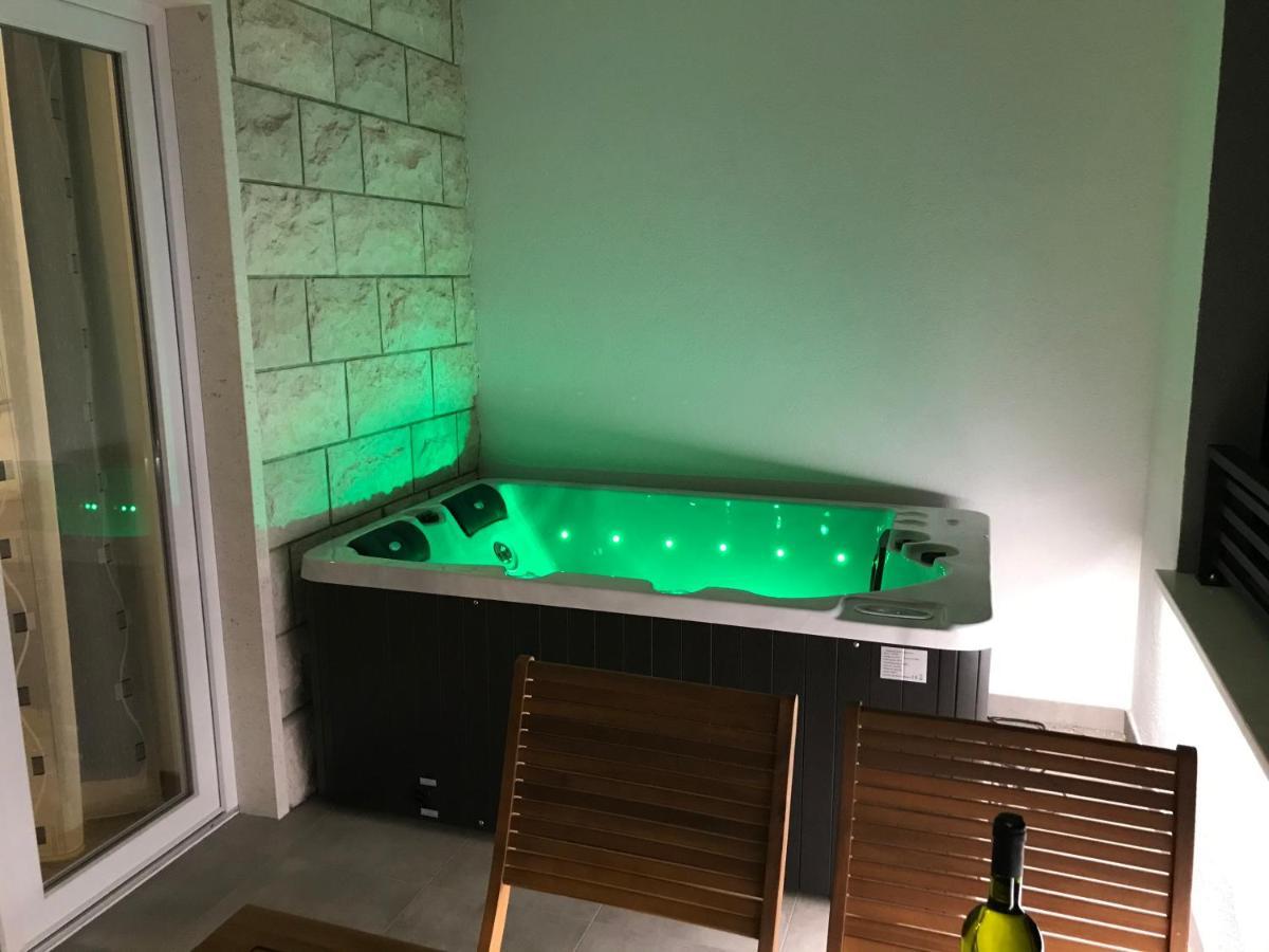 Apartments Tonkita With Jacuzzi Makarska Esterno foto