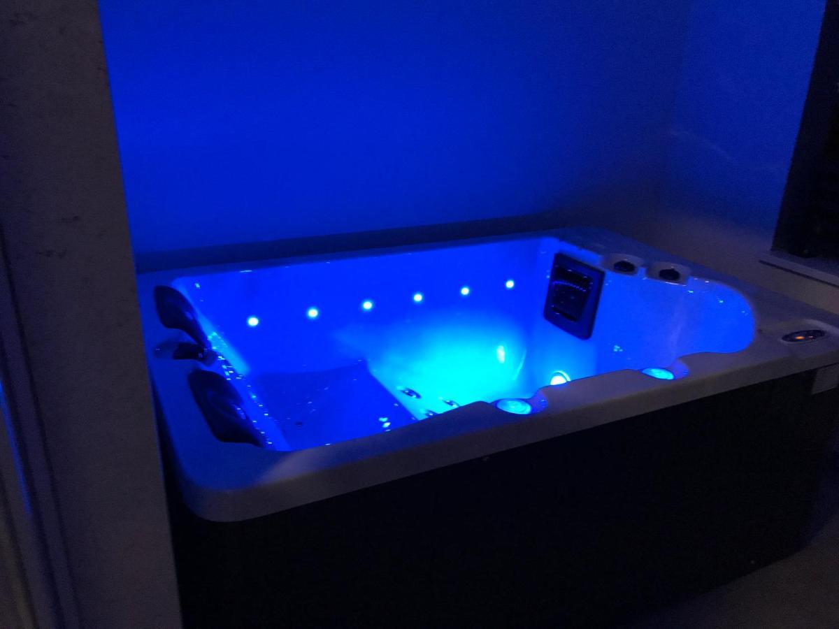 Apartments Tonkita With Jacuzzi Makarska Esterno foto
