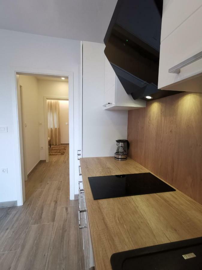 Apartments Tonkita With Jacuzzi Makarska Esterno foto