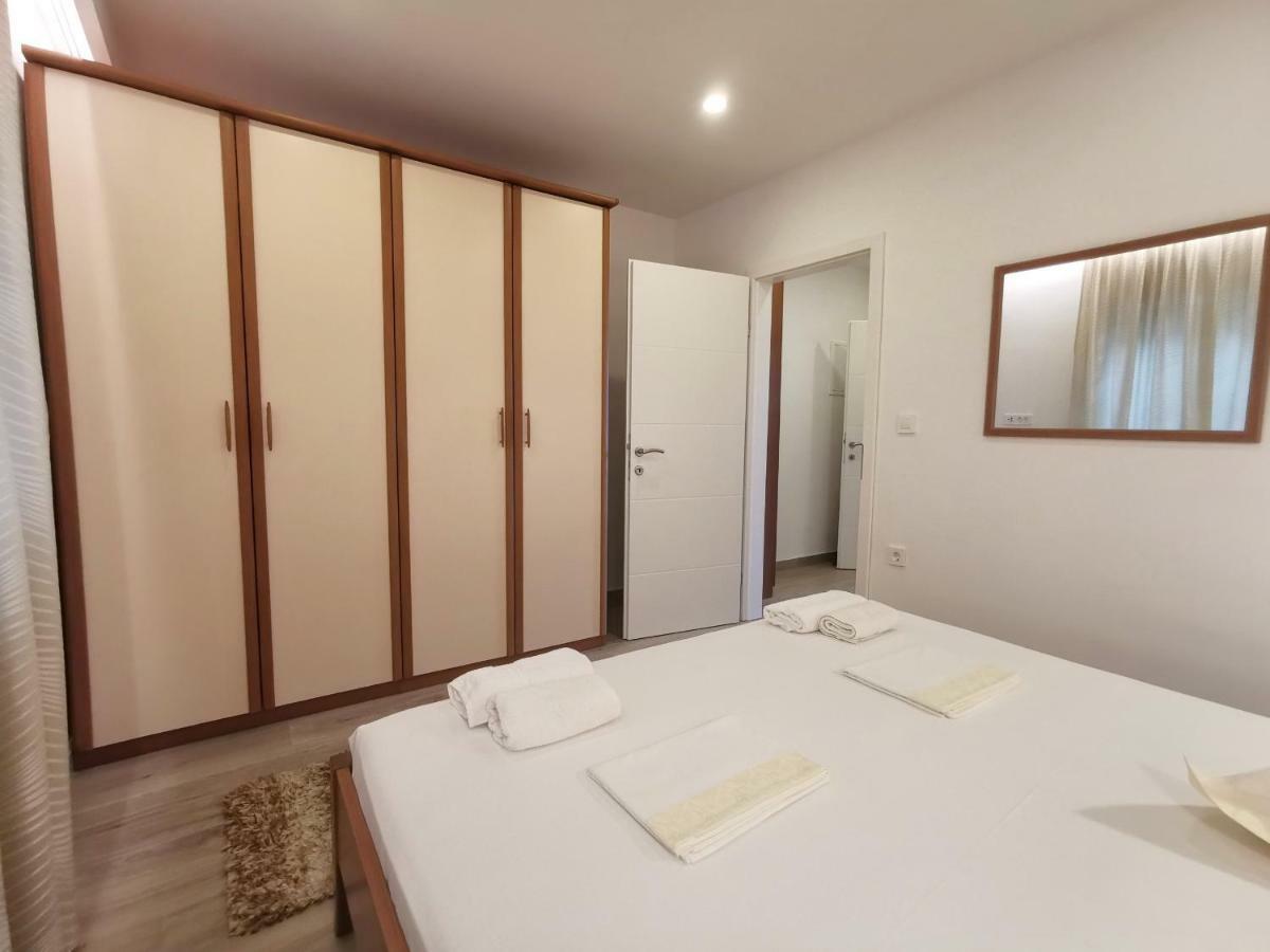 Apartments Tonkita With Jacuzzi Makarska Esterno foto